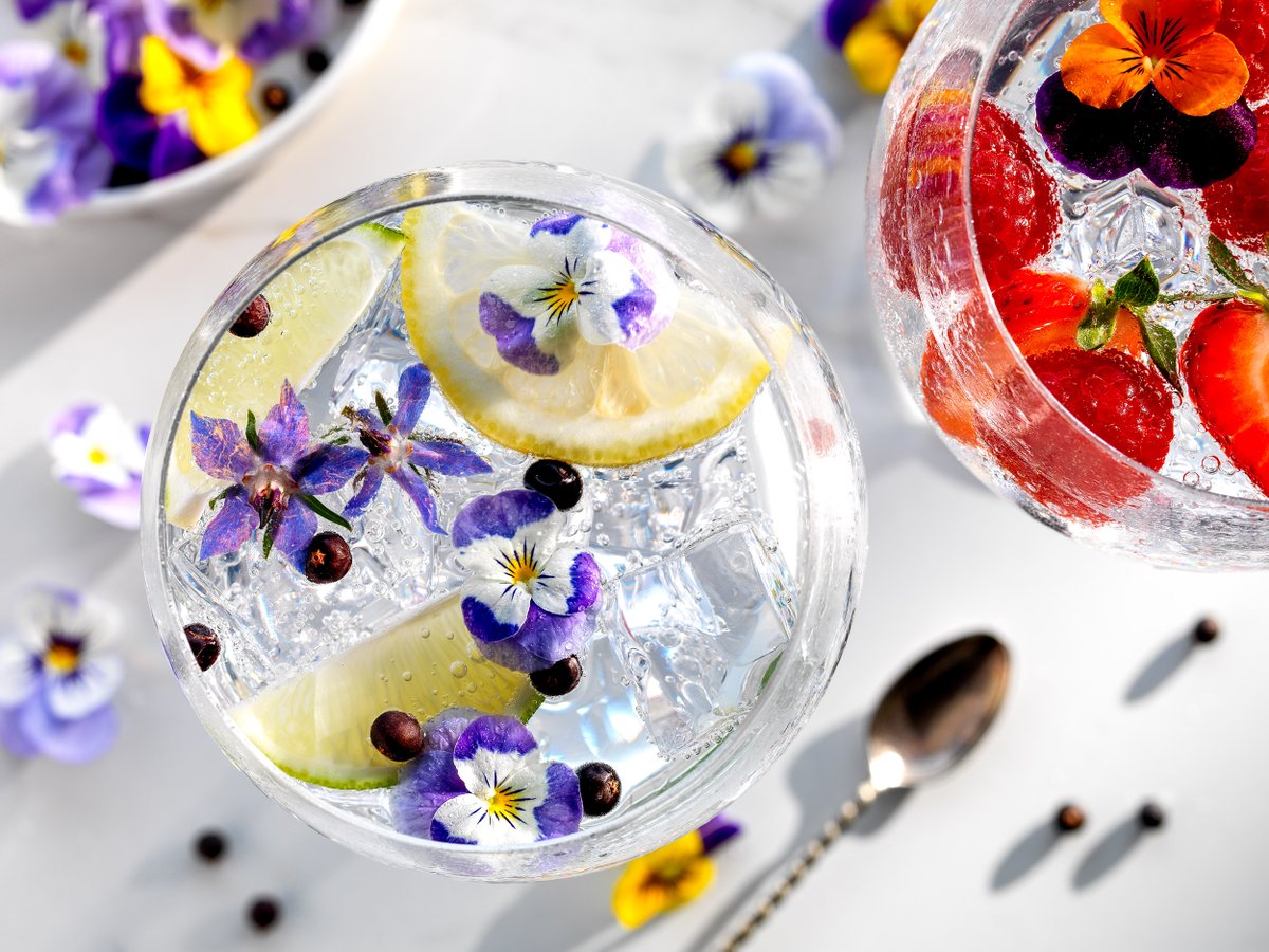 FoodDrinkWales's tweet photo. 💖 Show Mam some Welsh love this Mother’s Day!

🍫 Spoil her with luxurious Welsh chocolates, fine wine, or artisan gin - because she deserves the best! 

🔗https://t.co/pTlvwp5YIX

#MothersDay #DiolchMam #WelshTreats #SupportLocal #MadeInWales https://t.co/3bd2J1V3KJ