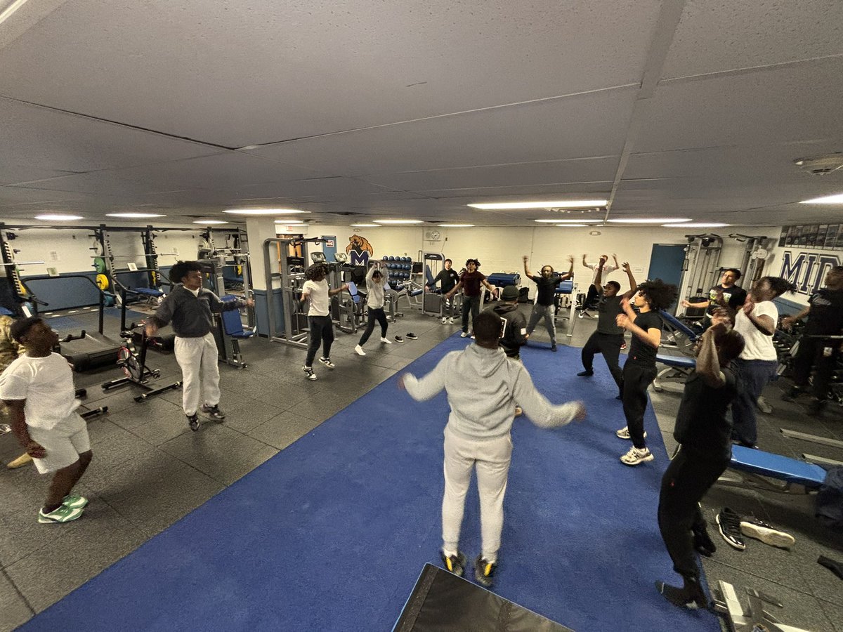 Middletown Football (@mtownfb) on Twitter photo Thank you to <a href="/NationalGuardNY/">NY National Guard</a> for coming in yesterday to run our guys through a great workout, and proving that EVERY player can be a LEADER!! βοΈπ»ππΊπΈπ«‘ Thank you to <a href="/NationalGuardNY/">NY National Guard</a> for coming in yesterday to run our guys through a great workout, and proving that EVERY player can be a LEADER!! βοΈπ»ππΊπΈπ«‘