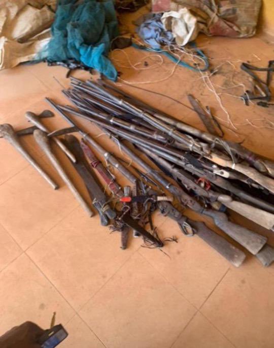 MohammedSanoos4's tweet photo. Yesterday, 24 hunters out 29 from the North were killed via jungle justice in Uromi Edo state. They were hunters coming from River state to Kano state. Unfortunately, local security men stopped them and accused them of being kidnappers. With them are their personal luggage, https://t.co/WJo73c6772