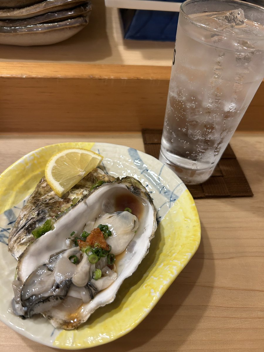 前田さんの誕生日とプロ野球開幕を祝して生牡蠣と三岳のソーダで乾杯！