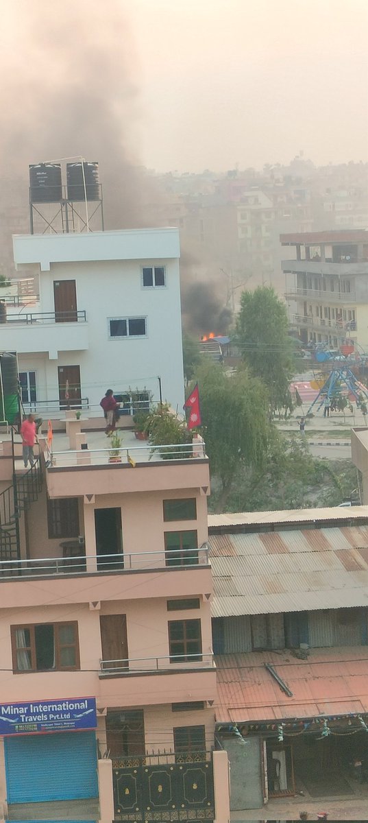 भाटभटेनिबाट कार्टुनका कार्टुनका बियर उठाए भन्दैथिए, यता पोखिदैँछ। #Jadibuti