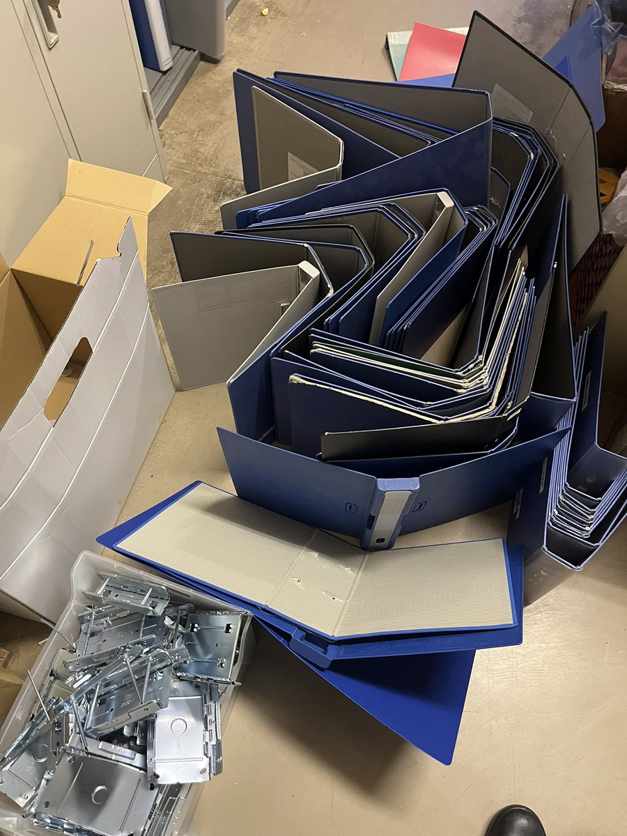 E7%B4%99%E3%81%A8%E9%87%91%E5%B1%9E