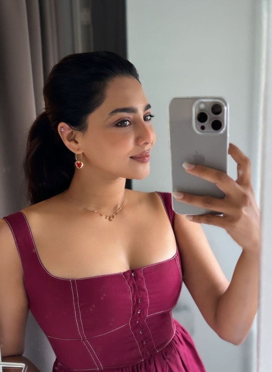 actresswall's tweet photo. Find the ice cream 
#AishwaryaLekshmi
#DeepikaPadukone #AliaBhatt
#PriyankaChopra #KatrinaKaif
#AnushkaSharma #KareenaKapoor
#ShraddhaKapoor #KiaraAdvani
#JanhviKapoor #SaraAliKhan
#DishaPatani #RashmikaMandanna
#SamanthaRuthPrabhu #PoojaHegde #TamannaahBhatia
#Nayanthara https://t.co/gwHmL8d8KX