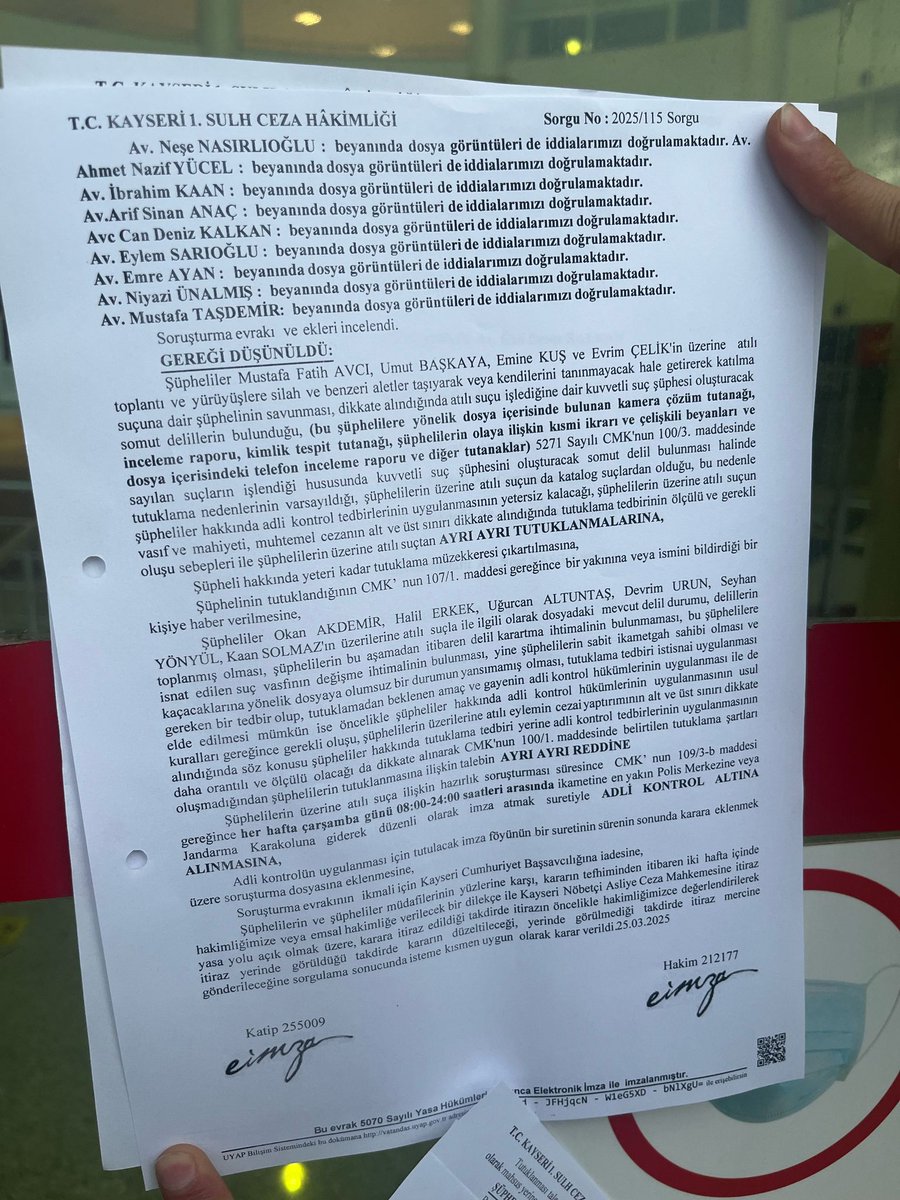 Biz bu çocukları, hayalsizleştirilen bir yarın fikrine itiraz ettikleri, özgürlük taleplerinde inatçı oldukları, iradelerinin gasp edilmesine direndikleri için, ama en çok da, hala UMUT edebilmelerine içerlediğimiz için tutukluyoruz diyememişler. Demişler aslında ama