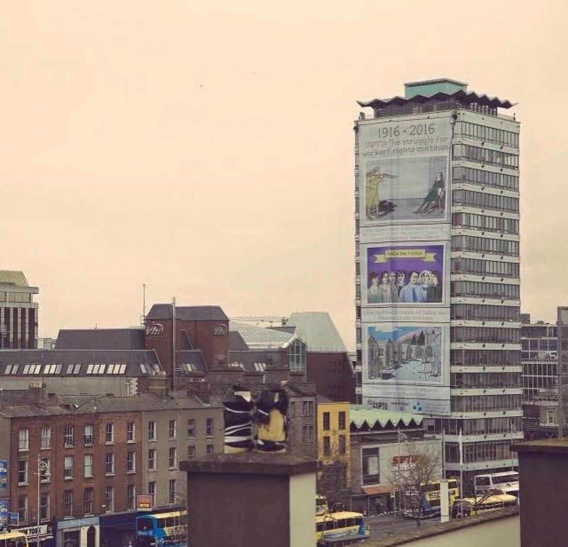 Bring out the banners! 

📸 1916 wrap going up on Liberty Hall. 

The wrap depicted images, including the Proclamation, prominent Irish Citizen Army and other activists during the 1916 Rising was erected on three sides of Liberty Hall in March 2016.