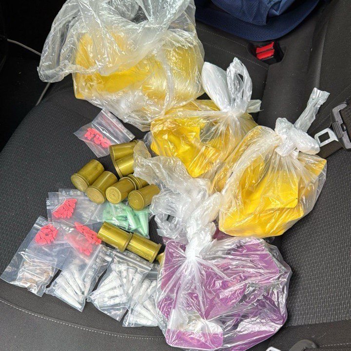 „Do you pick up?“ , fragte ein 32-Jähriger eine Zivilstreife unseres Abschnitts 27 in #Moabit und setzte sich auf den Rücksitz. Nein, mitnehmen wollten unsere Kollegen ihn (erst mal) nicht, denn sie waren eigentlich gerade dabei, ihn zu beobachten. Wenig später kontrollierten sie