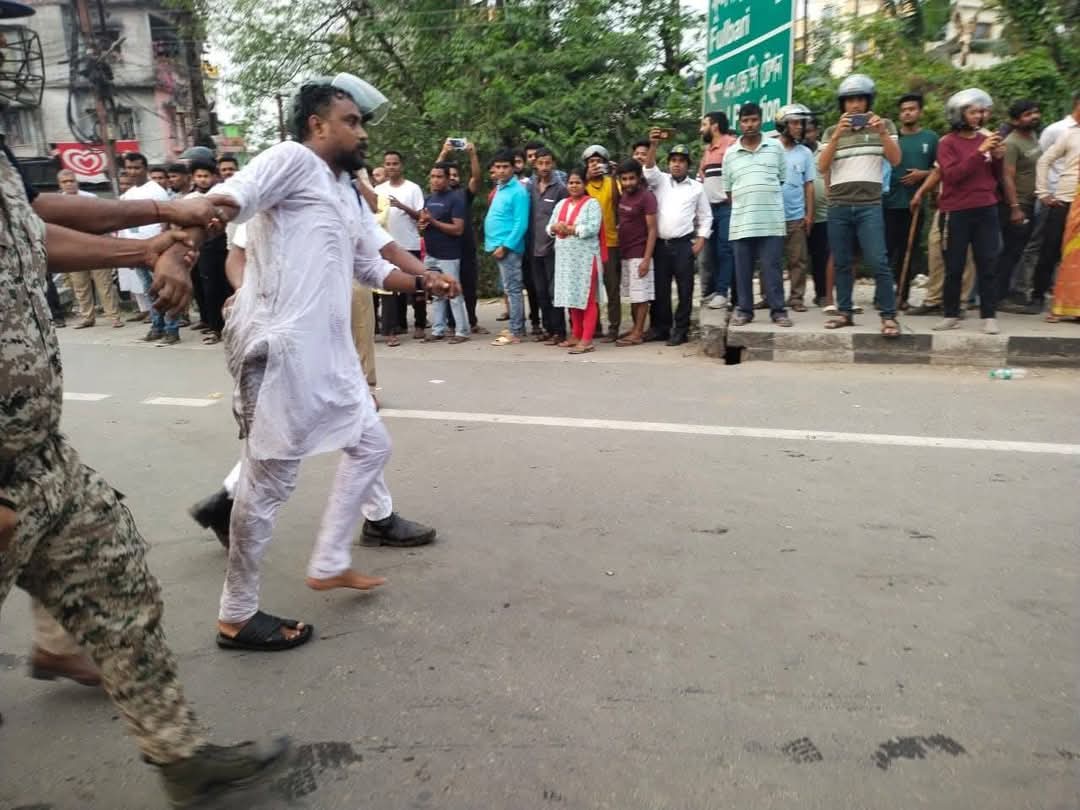 উত্তরকন্যা অভিযানে পুলিশের বর্বরোচিত আক্রমণ। আটক যুব আন্দোলনের রাজ্য সম্পাদক মীনাক্ষী মুখার্জীও রাজ্য সভাপতি ধ্রুবজ্যোতি সাহা। সহ অন্যান্য কমরেডরা।  
অবিলম্বে কমরেডদের মুক্তি দিতে হবে। 
#উত্তরকন্যাচলো
#DYFI
#২৮শেমার্চ#উত্তরকন্যাচলো
#DYFI
#২৮শেমার্চ