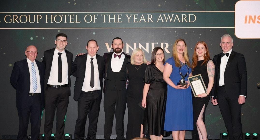 ...and speaking of <a href="/HiltonGlasgow/">Hilton Glasgow</a>, here's the team picking up the Group Hotel of the Year Award, sponsored by <a href="/InstockGroup/">怀化</a>... Happy days.