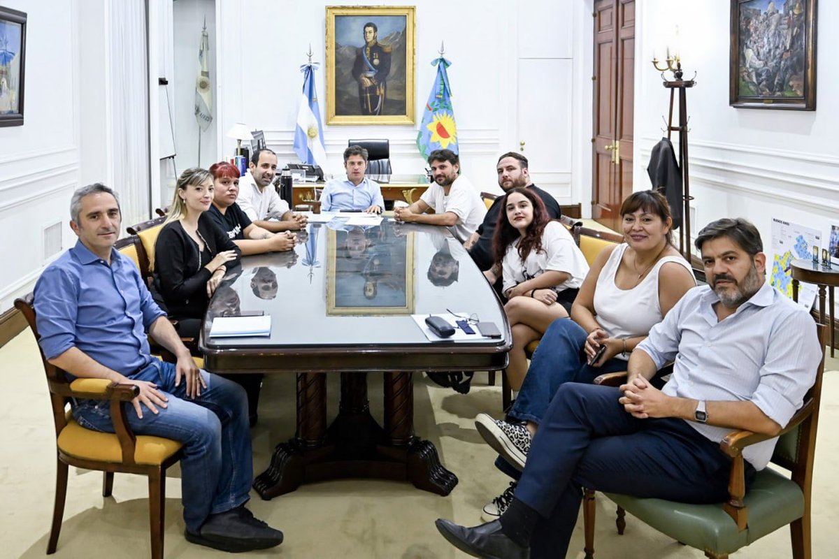 Naty_Zaracho's tweet photo. Nos reunimos con el gobernador @Kicillofok. Con puntos en común y algunas diferencias, pero convencidos de que tenemos que hacerle frente al daño que Milei está generando en nuestro pueblo. https://t.co/XgkZI7mCpd