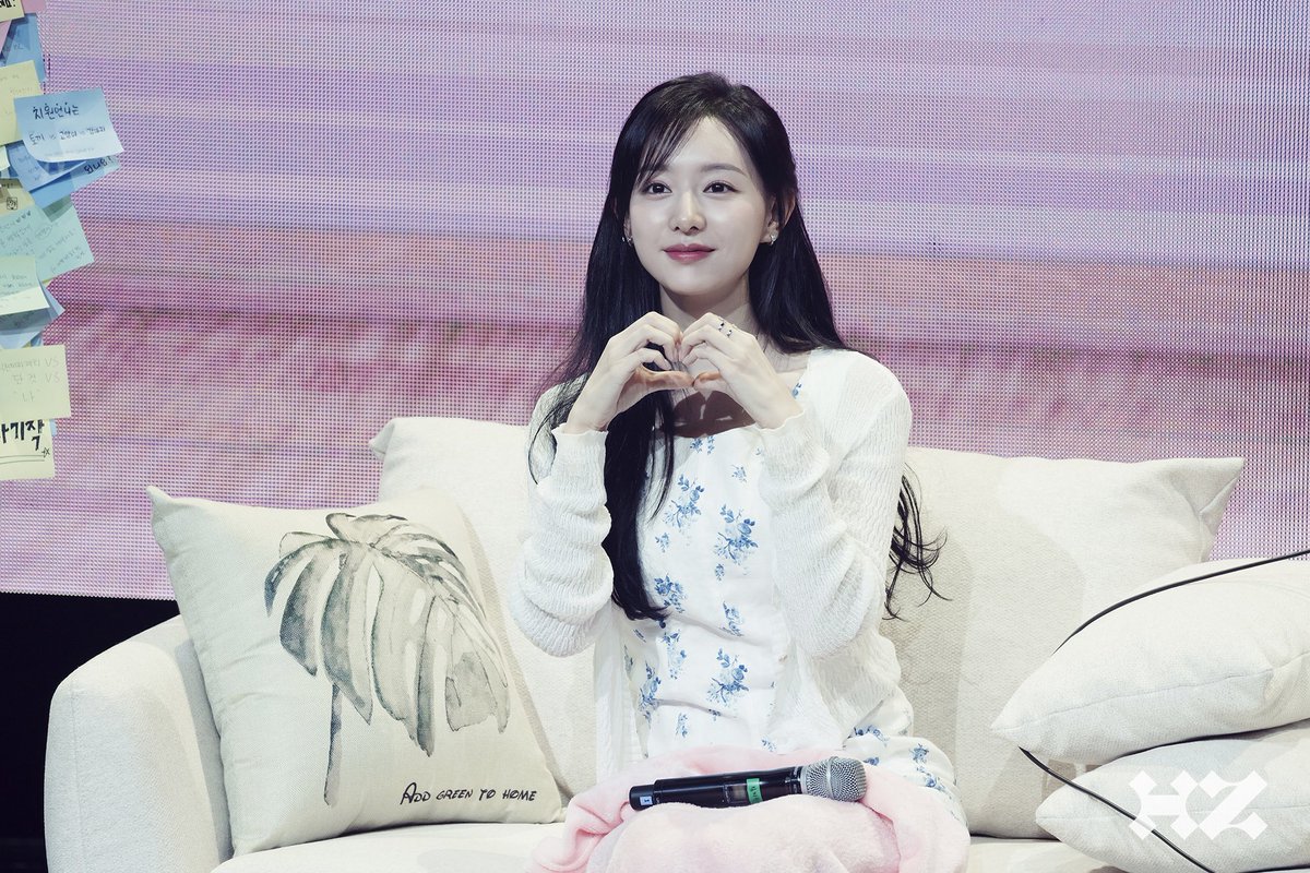 <a href="/kdrama_menfess/">K-Drama Menfess</a> Ini cewek aku -- Kim jiwon 
*Gk latah popularitas 
*Baik pol, perhatian (gk usah ditanya kalo ini)
*Upload ig cuman urusan kerja doang 
*Suka dirumah aja 
*Hobby beberes rumah 
*Family woman 
*Keluarga cemara 
*Diem2 jdi relawan 
*Suka ngasih hadiah 
*Soft Spoken
*Tenang 
*CANTIK