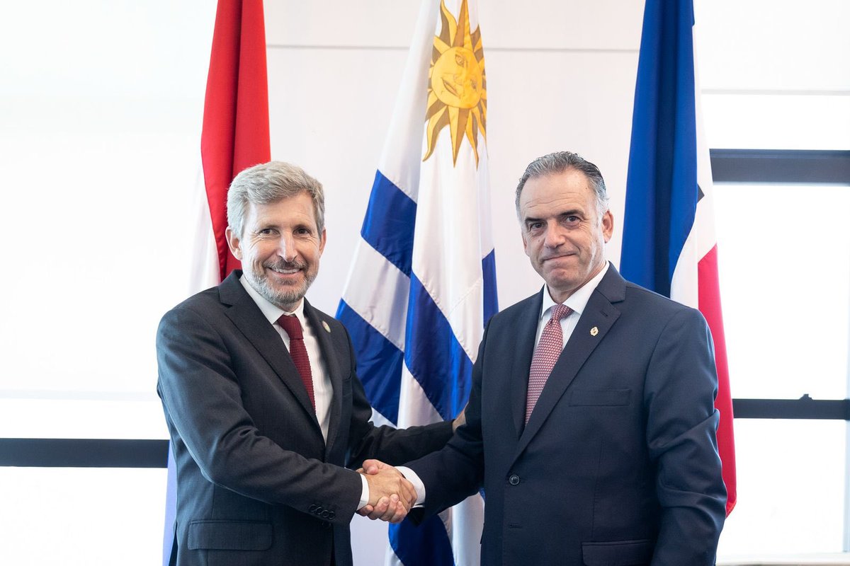 Tuvimos un primer encuentro con el presidente de la República Oriental del Uruguay <a href="/OrsiYamandu/">Yamandú Orsi</a> y el ministro de Relaciones Exteriores <a href="/MinLubetkinUy/">Mario Lubetkin</a> para abordar temas que nos convocan mutuamente, incluyendo el de la potencial instalación de una Planta de Hidrógeno Verde en