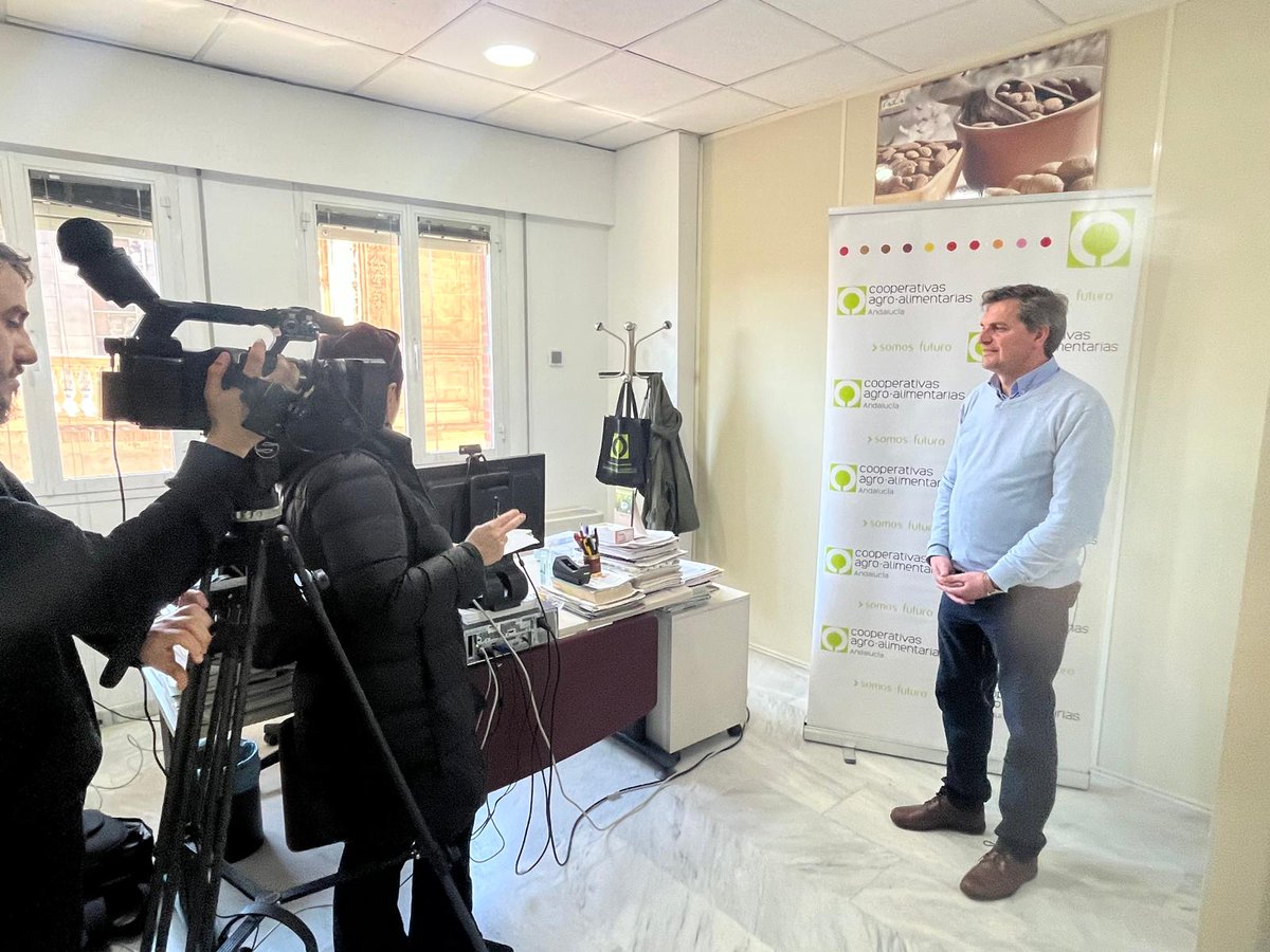 CuadernoAgrario's tweet image. 📺Mañana sábado #CuadernoAgrario362 

🗣️Hablaremos de: 

1. Malas perspectivas para el #sectorapícola según @CoopsAgroAND🐝🍯
2. Consejo de Ministros de #Agricultura #UE 🇪🇺
3. Preparación de la próxima campaña de #algodón con @espalgodon 

💻No te lo pierdas en…