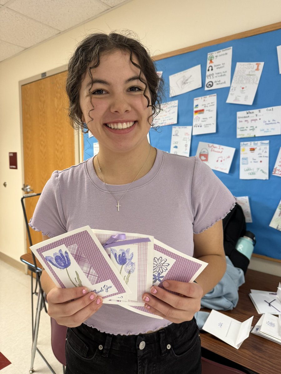SilverCreekLA's tweet photo. SCLA senior Kiersten Mallett partnered with SVVSD’s Lulu Buck and our Community Leadership class to create heartfelt cards for local care facility workers as part of her Capstone Project! @c_lu_lu @SilverCreek_HS @SVVSD #lesdership https://t.co/ZC04dc8TWt