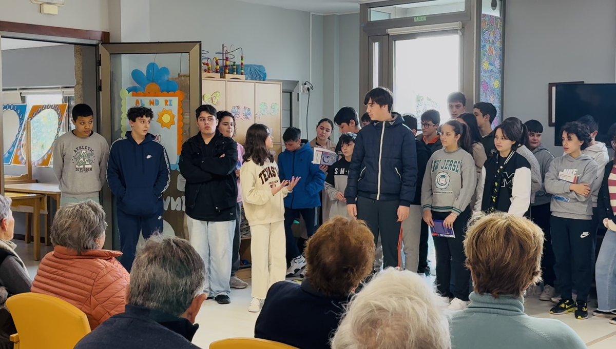 O alumnado de 2º ESO, compartiu o proxecto “Alimentándonos de Poesía” cos usuarios do Centro Social Polivalente do concello, ofrecéndolles un recital de poesía.
Tamén presentou o seu proxecto “Coplas de Meaño” o alumnado de 1º ESO que cantou as coplas elaboradas en lingua galega.