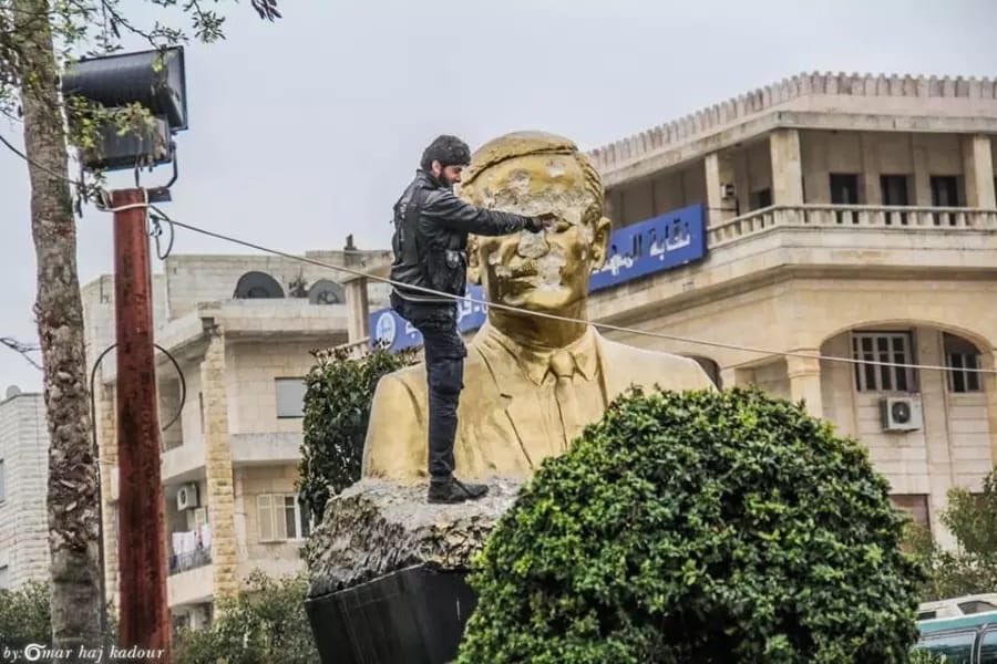 في مثل هذا اليوم قبل عشرة أعوام، و بعد اعداد و تخطيط و صبر، وخلال خمسة أيام فقط، وبفتح من الله، خُطَّتْ أولى ملامح النصر، و ارتدت مدينة ادلب ثوبها الأخضر، معلنة بداية النهاية لنظام الاجرام البعثي البائد، فأزهر منها ربيع التحرير بفضل الله، وطاف البلاد بأسرها.
#ذكرى_تحرير_إدلب