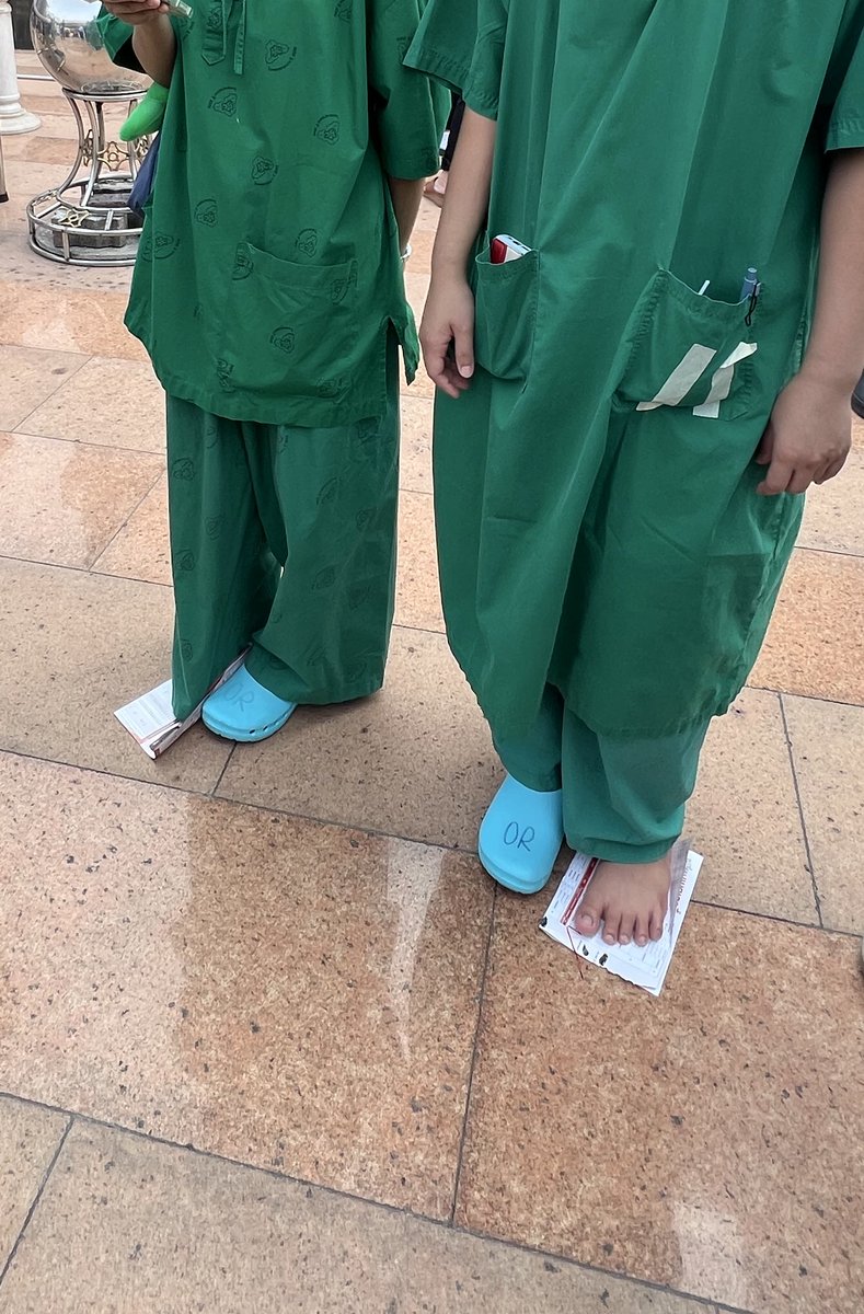 เล่าอีกได้มั้ยยย

ตอนอพยพลงมา คนไข้รายนึงรีบจนไม่มีรองเท้า น้องพยาบาลโออาเดินตาม ถอดรองเท้าตัวเองให้คนไข้เพราะพื้นมันร้อนมาก แล้วตัวเองยืนเท้าเปล่า สักพักน้องอีกคนแบ่งให้คนละข้าง เอาไปยืนขาเดียว นี่เลยเอากระดาษไปให้รองยืนก่อน เอ็นดูไม่ไหววว 🥺