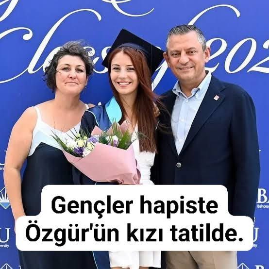 Tim_ayaz's tweet photo. Protestocu gençler bayramı tutuklu geçirirken Özgür Özel kızı ve ailesiyle tatil yapacak.İnsanları sokaklara davet edip kanunsuz eyleme ve polise taş atmaya teşvik eden soytarılar şampanya içip keyif sürerken güya 500 puan alan ancak diplomasız hırsızın peşinden giden akılsız https://t.co/z922bei3tl