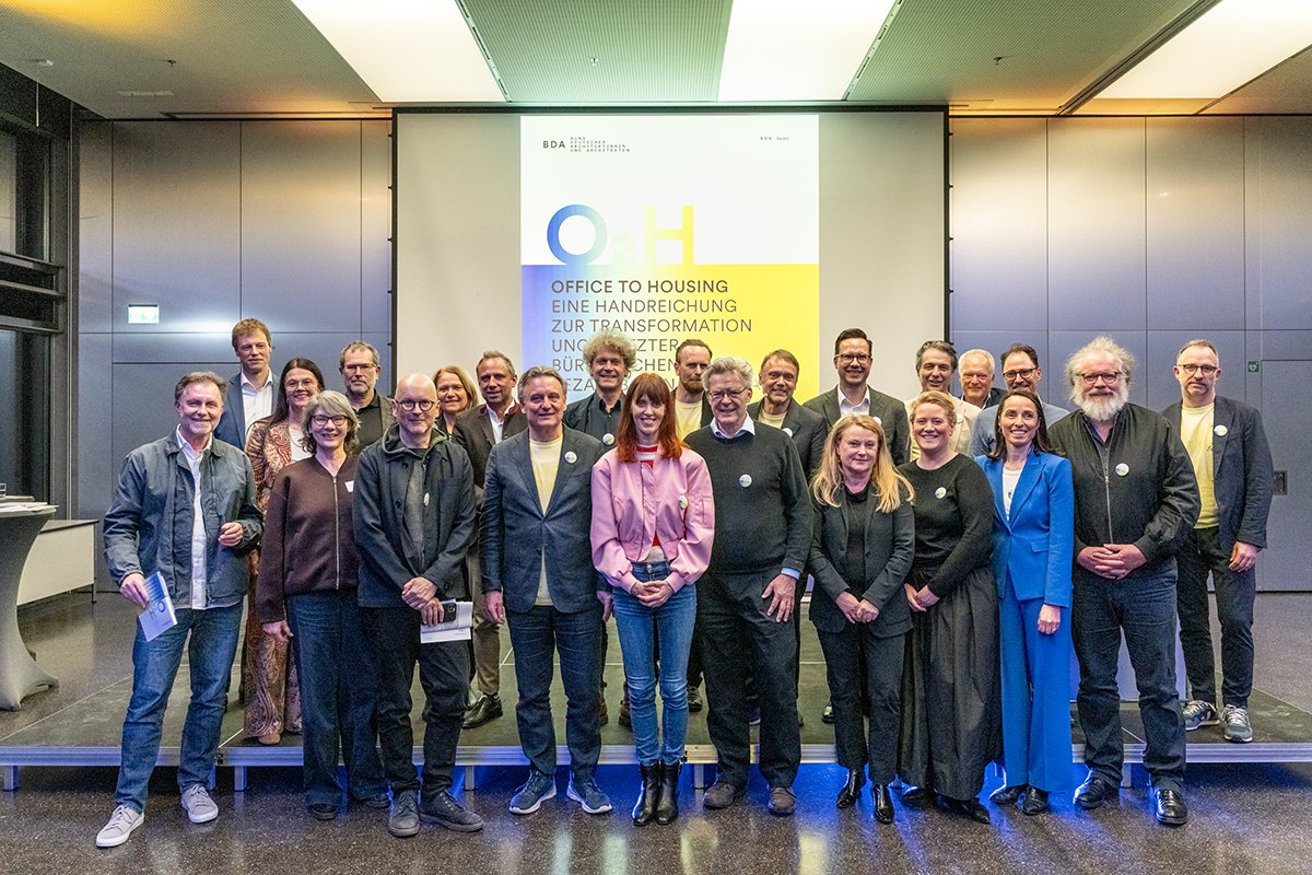 BDABayern's tweet photo. Mehr als 250 Gäste lauschten gestern (27.3.) der Buchpräsentation #OfficeToHousing des BDA Bayern, die Mut macht und die Umwandlung leerstehender Bürogebäude in bezahlbaren Wohnraum fordert, wo immer dies möglich ist! https://t.co/Xlxfgu9Fin #Architektur #BauenImBestand #O2H https://t.co/N58WGzjqtW