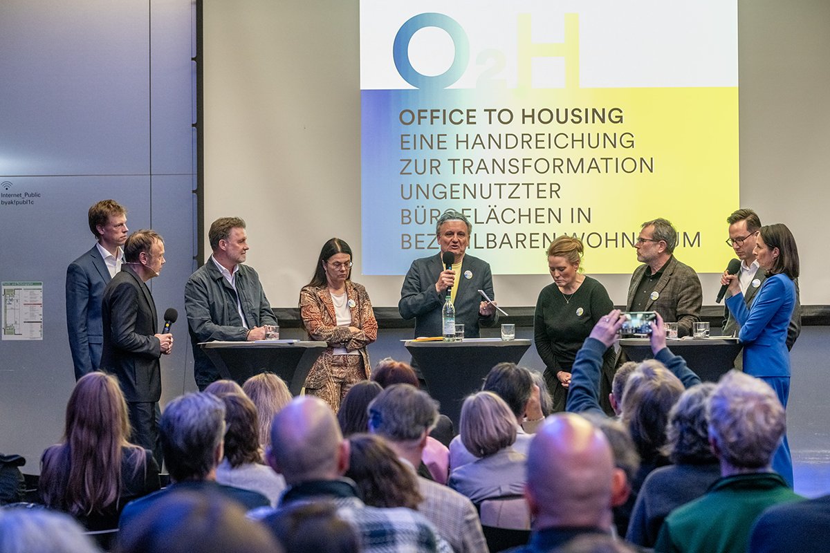 BDABayern's tweet photo. Mehr als 250 Gäste lauschten gestern (27.3.) der Buchpräsentation #OfficeToHousing des BDA Bayern, die Mut macht und die Umwandlung leerstehender Bürogebäude in bezahlbaren Wohnraum fordert, wo immer dies möglich ist! https://t.co/Xlxfgu9Fin #Architektur #BauenImBestand #O2H https://t.co/N58WGzjqtW
