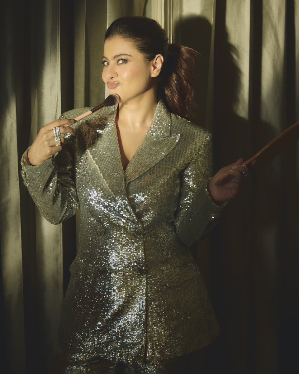 itsKajolD's tweet photo. Went to receive an award dressed as an award....plus this outfit comes with a built-in party playlist 🏅🎶
#Discoball #Award #InTheMoodForDancing https://t.co/zVSO6YrXeI