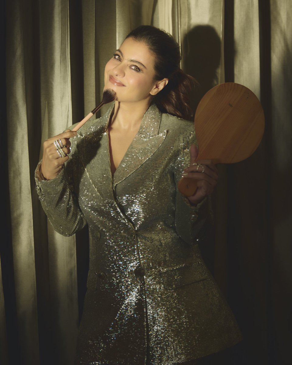 itsKajolD's tweet photo. Went to receive an award dressed as an award....plus this outfit comes with a built-in party playlist 🏅🎶
#Discoball #Award #InTheMoodForDancing https://t.co/zVSO6YrXeI