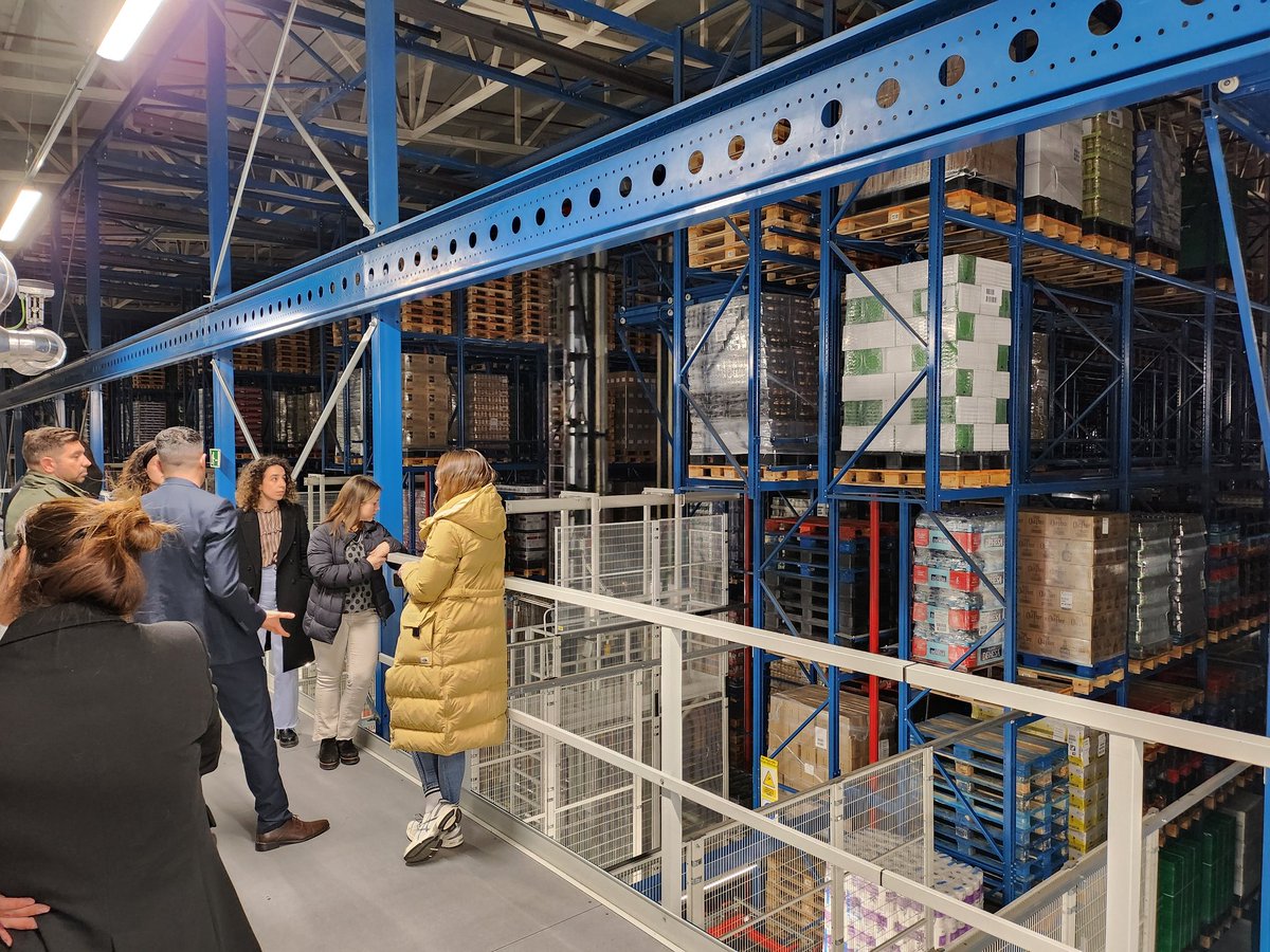 Casi 100 000 metros cuadrados construidos en los que se manejan 13000 palés diarios. Entre 1500 y 1800 movimientos de camiones. Así es el centro logístico de <a href="/Mercadona/">Mercadona</a> en cienpozuelos. <a href="/APAE_informa/">APAE</a> <a href="/RosanaCervera/">Rosana Cervera</a>