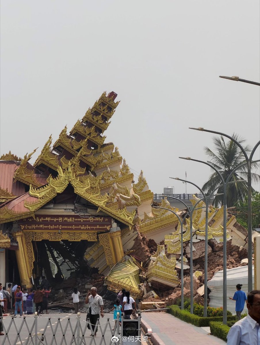 NayanKatake's tweet photo. #earthquake
A before-and-after comparison of Mahamuni Buddha Temple in Mandalay, Myanmar, following the earthquake. 
#Mahamuni #Buddha #Temple #myanmarearthquake #earthquake #earthquakemyanmar #Myanmar #Myanmarquake
#แผ่นดินไหว #earthquakemyanmar #Myanmar #earthquake https://t.co/5VI4rVfEav