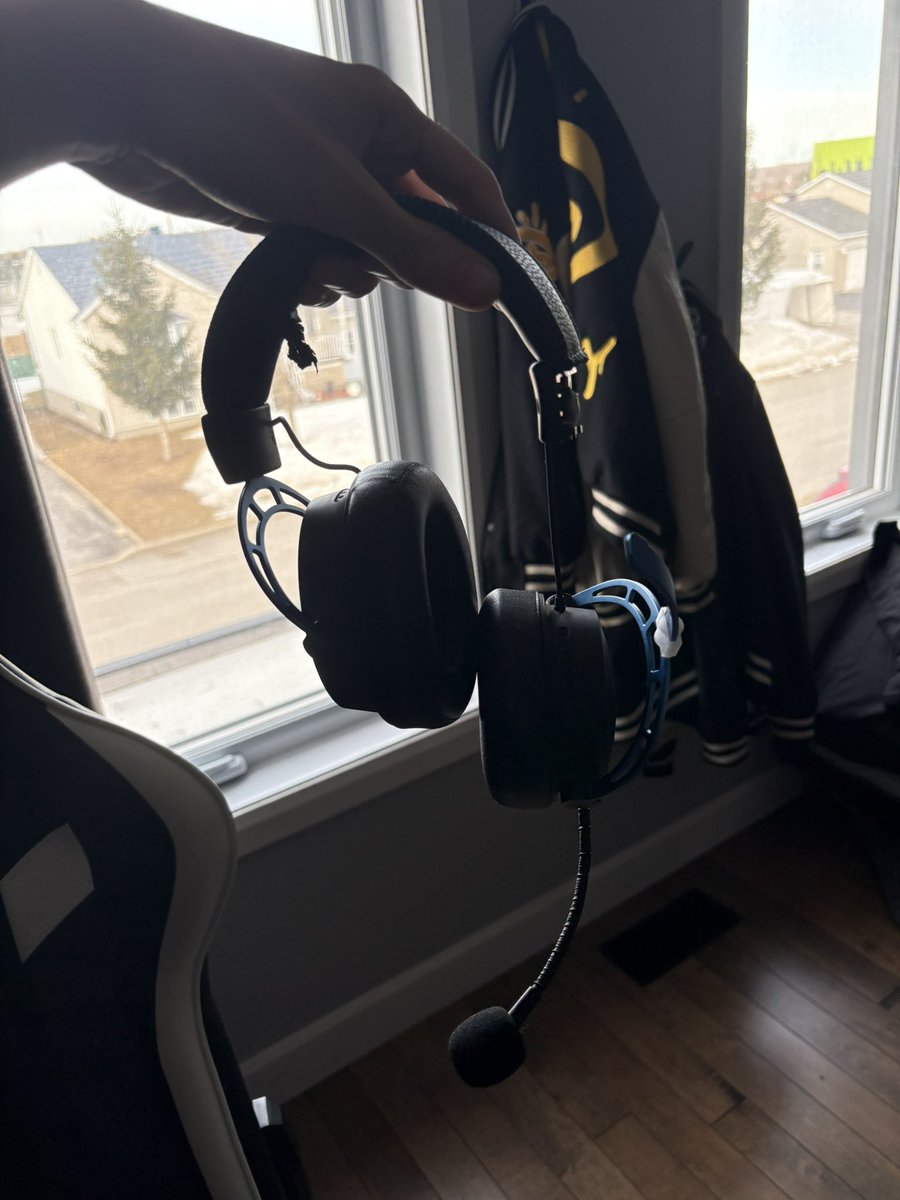 Ellgix's tweet photo. Well. Got to say goodbye to my headset who literally broke on my head yesterday.
Thx @HyperX for the 3 years of absolute happiness. https://t.co/CKePR00b7l