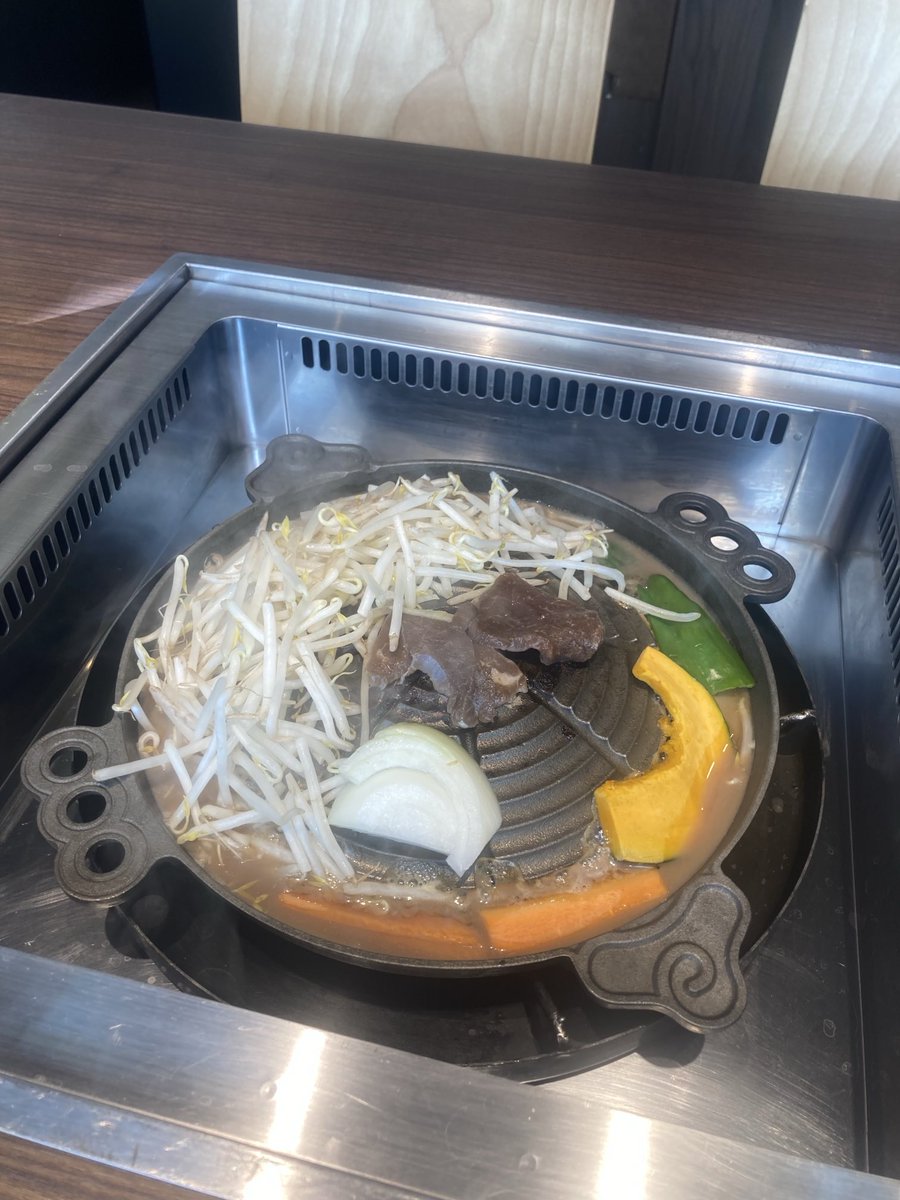 レンタル彼女というサービスがありまして女性と秋葉原駅で待ち合わせたらすっぽかされたことがあります。寝坊したとのこと。代金は帰ってきました。
秋葉原の松尾ジンギスカンで一人ジンギスカンしました。ジンギスカン美味しかったです。(みずの)