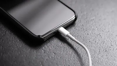 GirlPhoneTech's tweet image. PHONE CARE TIPS!

Did you know that using a low-quality charger can damage your phone's battery?
Use original or high-quality chargers to keep your phone healthy!

#PhoneCare #Tips #BatteryLife