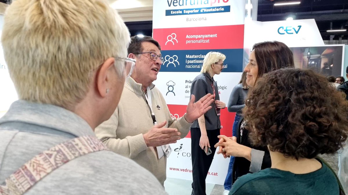 VedrunaCat's tweet photo. Amb la consellera d’Educació @eniubo a l’estand de #VedrunaPro al @saloensenyament. Fem formació al llarg de la vida i arreu del territori https://t.co/TPtMbzk1f3
