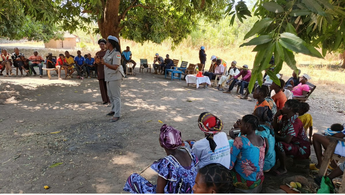 UNPOL_RCA's tweet photo. -@UNPOL #MINUSCA & 🇨🇫#ISF continue their mass awareness campaigns in CAR🇨🇫. In #Paoua, the topic was peaceful transhumance, while in #Ndélé, violence against 🇨🇫women and girls was discussed with a view to finding appropriate responses. https://t.co/bbqZPmlCyV