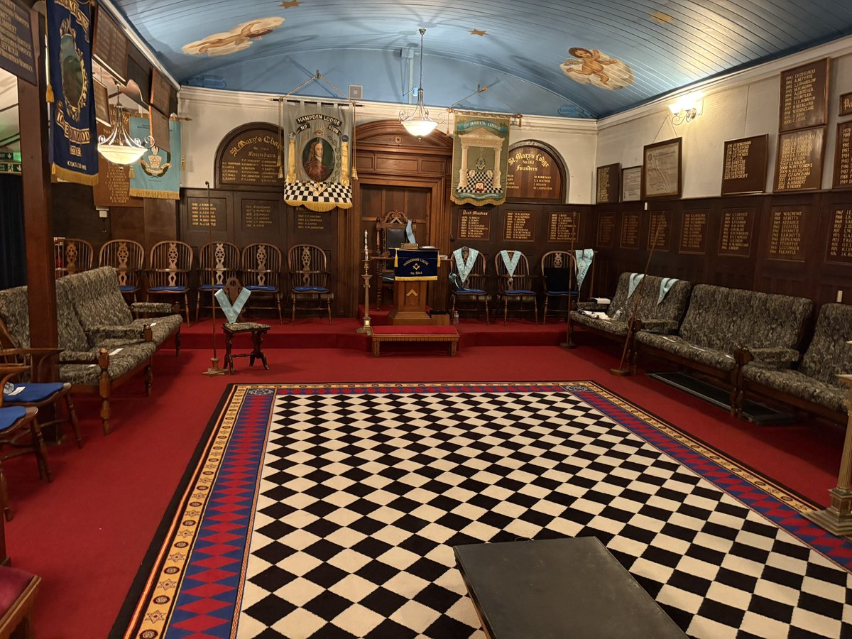 On Wednesday our Treasurer and Secretary attended the installation meeting of Haddenham Lodge. This was the first official visit of the new PGM with our Secretary as the Escorting Officer. Also joining the seventy one in attendance was the a PGM for the Province of Oxfordshire.