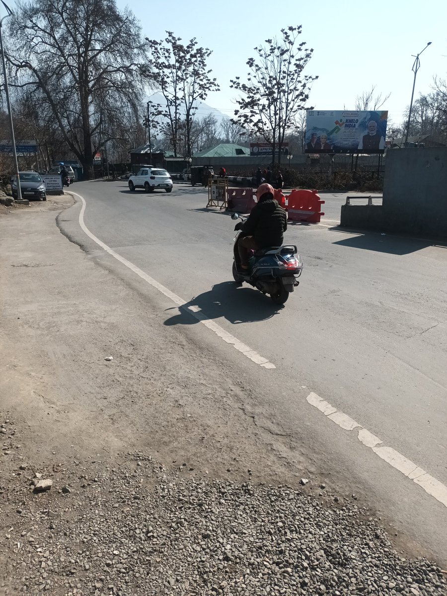 fhsubla's tweet photo. @TahirPeerzada_ @DivComKash @SMC_Srinagar @OfficeOfLGJandK @CM_JnK @RnBkashmir @ChiefKashmir @Shahmiri_ @owais_ias @DullooAtal @DrBilalbhatIAS Rajbagh is not only residential cum commercial area but also have several Educational institutions
In absence of crosspath/zebra crossings #pedestrians particularly #Students #teachers #tourists #officegoers risk there lives while crossing this busiest junction/road https://t.co/bgHbj8wpOT
