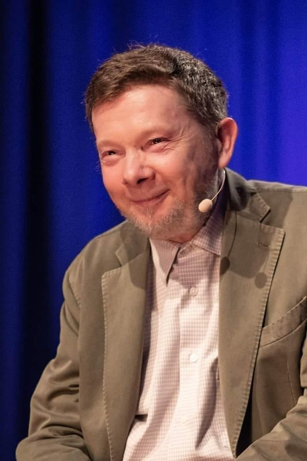 namaste_paz's tweet photo. Él es Eckhart Tolle.

Eckhart nació en Alemania y vivió una vida de profunda angustia y depresión durante su juventud. 

A los 29 años, experimentó una transformación espiritual que lo llevó a escribir "El Poder del Ahora", un libro que se ha convertido en un referente mundial sobre el poder de la consciencia y el presente.