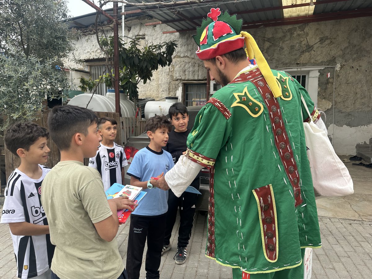 Tika_Turkiye's tweet photo. TİKA'nın Gönül Köprüsü Projesi, #Ramazan bereketini #KKTC'nin köylerine taşıdı

📌Ramazan boyunca Dipkarpaz’dan Lefke’ye uzanan 20 köyde kurulan iftar sofralarında 6.000 kişi bir araya geldi.

🎭Karagöz-Hacivat gösterileriyle çocuklara unutulmaz anlar yaşatıldı, 3.000 haneye ziyaretler yapılarak oyuncak ve boya setleri hediye edildi.