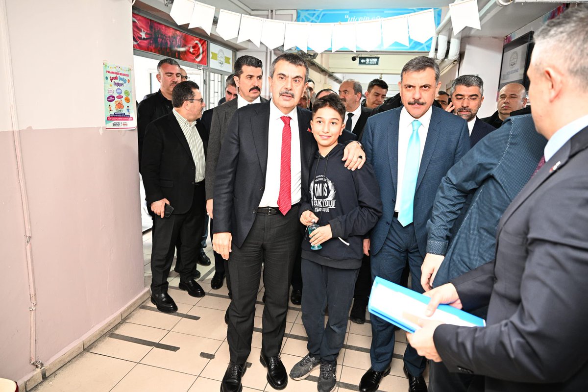 1️⃣ 📌 Millî Eğitim Bakanımız Sayın Prof. Dr. Yusuf Tekin, Erzurum ziyaretleri kapsamında Palandöken’deki Kayak Yolu Çimento Müstahsilleri İşveren Sendikası Ortaokulu’nu ziyaret etti.

📌 Bakanımız Sayın Tekin, okulun Öğretmenler Odası’nda yapılan sohbetin ardından, Matematik