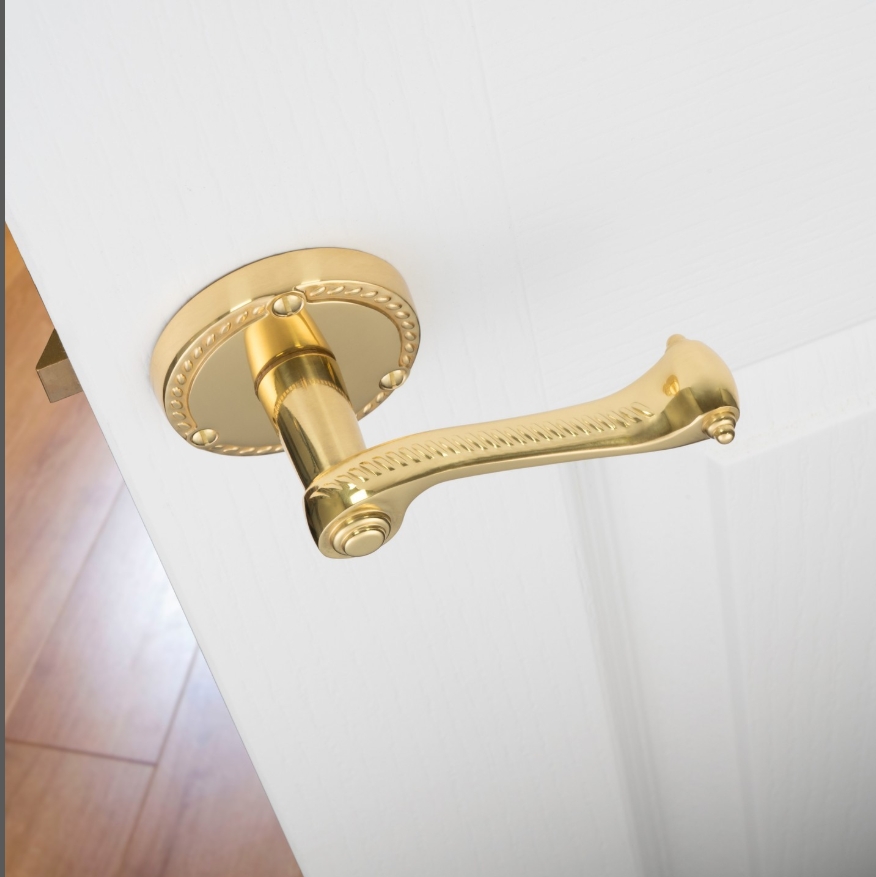 assaabloyie's tweet photo. A true classic! 😍

The Georgian handle brings timeless charm with its elegant rope detailing, beautifully accenting the curved scroll lever and rose. A nod to tradition with a touch of sophistication! ✨

Find out more https://t.co/jS0kDMPQb8 https://t.co/tXACANByJj