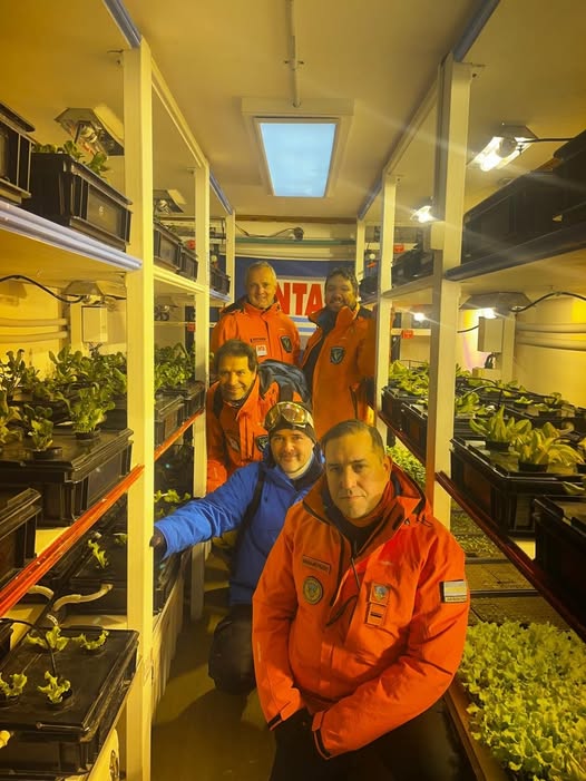 JABirgi's tweet photo. El miércoles pasado hice un viaje express a la Base Marambio para visitar MAPHI 1 y de paso tuve la suerte de encontrarme con un montón de gente que realmente aprecio mucho, entre ellos el Suboficial Araujo Prado, quien lidero la ejecución del plan de mantenimiento de los MAPHI. https://t.co/CWS93Y7tH0
