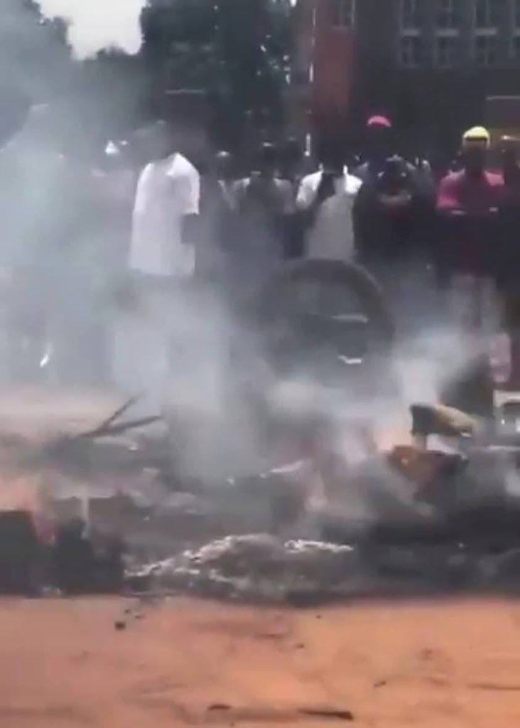 ArewaFactsZone's tweet image. Sixteen  Northerners were traveling from Port Harcourt to Kano for Sallah celebrations. They had their matches and Dane guns loaded in a lorry. Upon reaching Uromi, they were stopped by local vigilantes. When the weapons were discovered, chaos erupted.

An alarm was raised, and