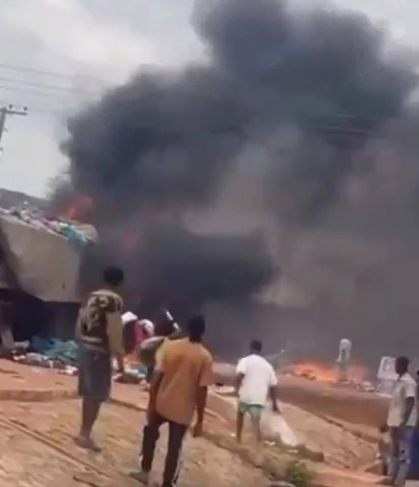 ArewaFactsZone's tweet image. Sixteen  Northerners were traveling from Port Harcourt to Kano for Sallah celebrations. They had their matches and Dane guns loaded in a lorry. Upon reaching Uromi, they were stopped by local vigilantes. When the weapons were discovered, chaos erupted.

An alarm was raised, and