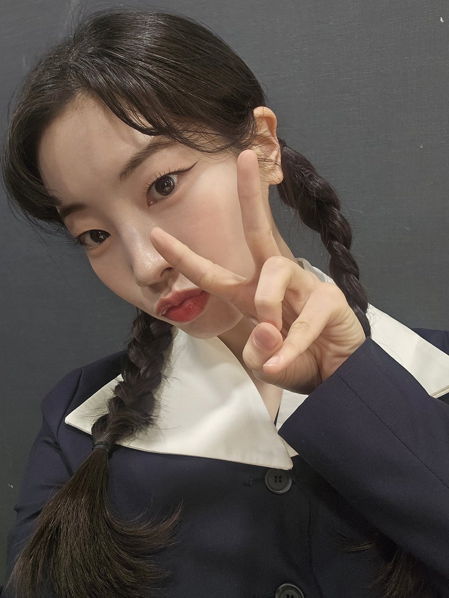 TwiceBubbleEng's tweet photo. DAHYUN 🫧250328

DH: Here’s a selfie
DH: 🍫 https://t.co/W7fuQloy9k