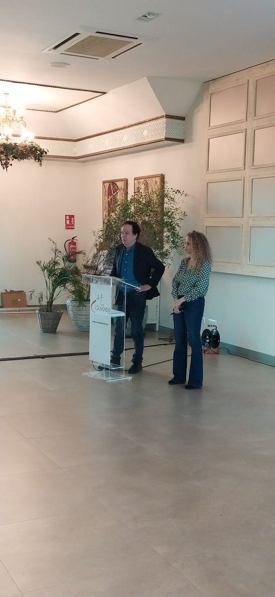 🟢Isabel Gallardo nos ha regalado un momento muy especial con su intervención “La Pausa”, donde ha puesto en valor la necesidad de parar, respirar y reconectar con lo esencial también dentro del aula.
Gracias Isabel, por recordarnos la importancia de educar también desde la calma