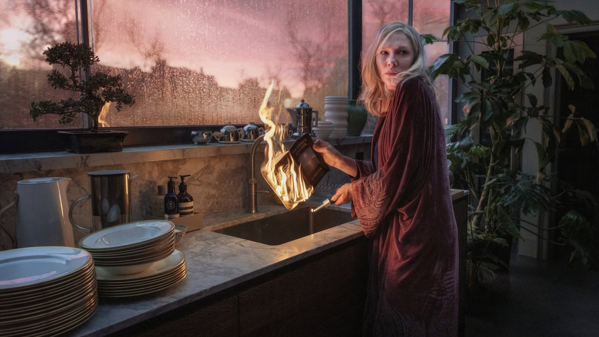 مینی سریال Disclaimer اثر آلفونسو کوارون با فیلمبرداری تماشایی امانوئل لوبزکی بزرگ فوق العاده تاثیرگذاره. به جای زباله‌های VODهای داخلی تماشا کنید