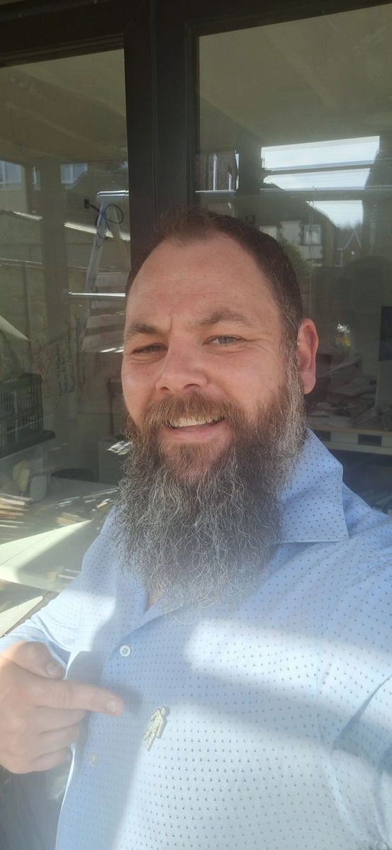 ChSurveying's tweet photo. Sad to hear about someone I know getting a Cancer diagnosis. I'm wearing my badge with pride and I'll be taking a few photos over the coming weeks. as a 40 year old man I'm due my health MOT, so I'll be asking them for a PSA (prostate check) too.
#GetCheckedOut
#MenWeAreWithYou https://t.co/v18Bge3Z7u