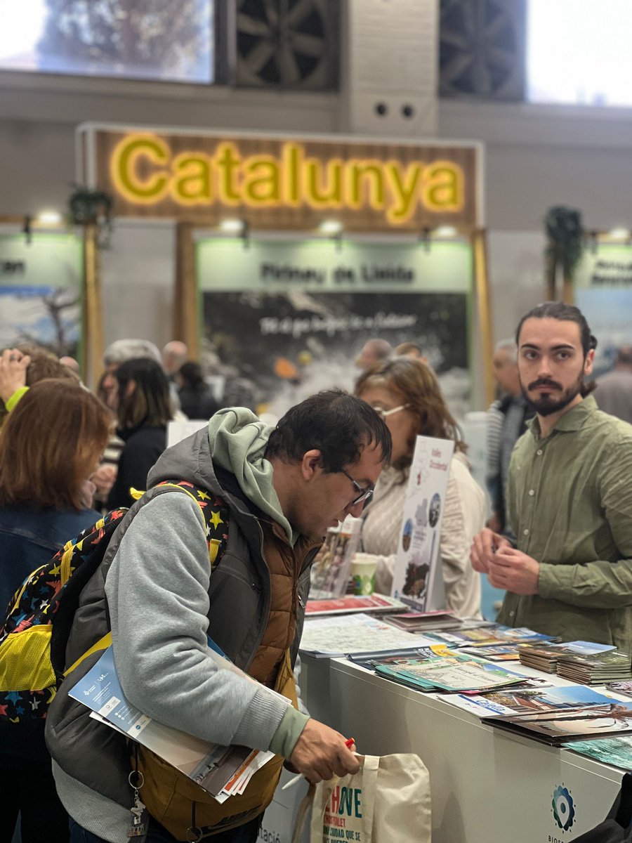 Fira_Barcelona's tweet photo. El palau 8 del recinte de Montjuïc s'omple de viatgers! ✨👋

🗺️ Vine a descobrir el teu pròxim viatge. I recorda: amb el B-Travel Passport pots participar en el sorteig de molts premis! 🥳

🗓️ Fins aquest diumenge

@BTravelShow #BTravel https://t.co/Chq5SFgx6k