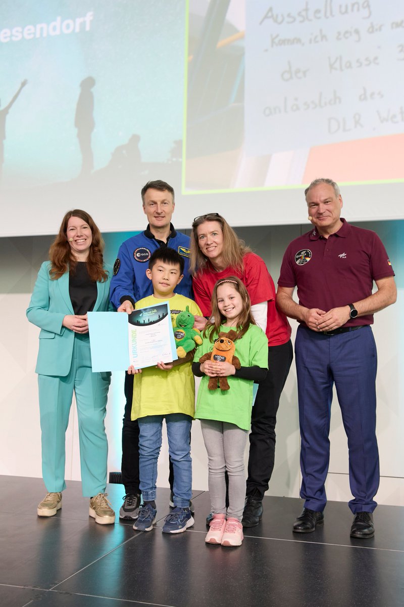 🖼️🎞️🎭 Sie haben uns ihr Universum gezeigt: in Bildern, Kunstwerken, Theaterstücken, Videos und sogar einer Modenschau! Heute erhalten die Gewinner des Wettbewerbs „Zeig mir Dein Universum“ am Tag der Raumfahrt im Futurium Berlin ihre Urkunden. Wir gratulieren und freuen uns über