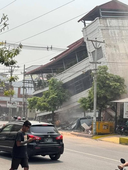 ldgarcia_mkt's tweet photo. #ÚLTIMAHORA 🚨 Un fuerte #sismo de magnitud 7.7 con epicentro en Myanmar sacudió este viernes a #Tailandia, activando el estado de emergencia en #Bangkok.

🔴 Un edificio colapsó en la zona de Chatuchak —famosa por su mercado turístico— dejando al menos 1 persona muerta, 50 heridas y varias atrapadas. Se realizó evacuación inmediata de inmuebles.

Fuente: EFE 📰