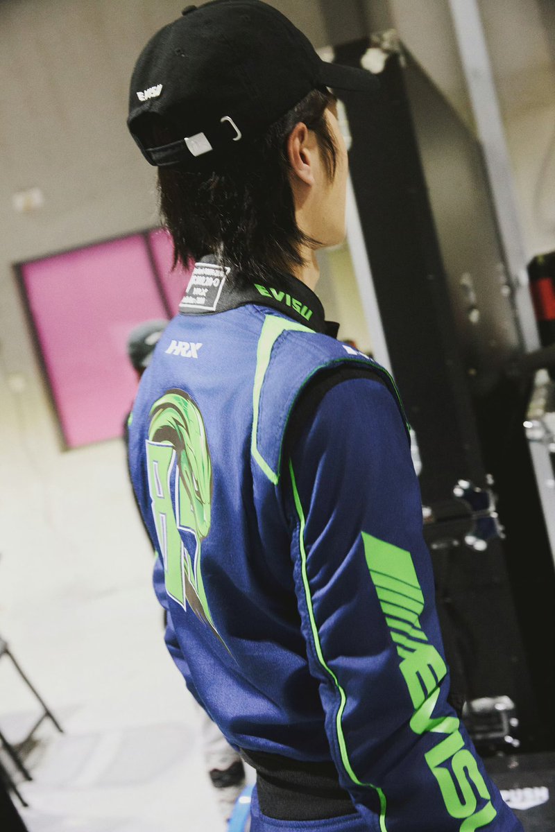 อี้ป๋ออฟช. มาลงรูปพี่นักแข่งรอบซ้อมวันนี้แล้วอ้ากกกกกกกกกกกกกกแลงมากกกกก ชอบจังเลยผมยาวในลุคนักแข่งเนี้ยฮือออออ