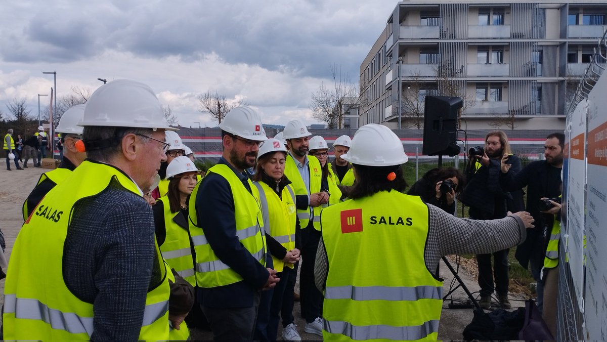 quimayats's tweet photo. 🏗️Avui comença la construcció de 48 habitatges protegits a Domeny. Una promoció pública resultat del treball intens de moltes persones i institucions, i agrair especialment l'impuls de la regidora d'habitatge @anabelmoyagal del passat mandat. https://t.co/Yxyajc6vkv